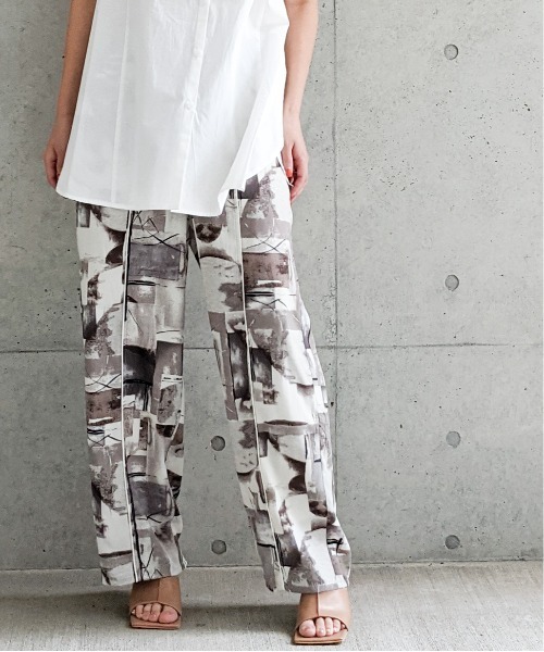 Per sist ence（パーシエンス）の「Per sist ence/パーシエンス　総柄プリント　センターシームストレートパンツ（その他パンツ・レディース・グレー/パープル・FREE）」の2枚目の写真