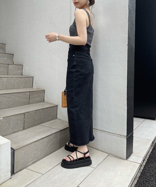Chico(チコ)の「【Web限定カラーあり】スリットデニムタイトロングスカート(デニムスカート・レディース・ホワイト/ネイビー/ブラック/グリーン/ピンク・SMALL/MEDIUM)」の7枚目の写真