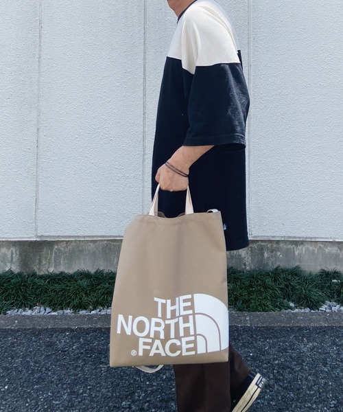 THE NORTH FACE（ザノースフェイス）の「THE NORTH FACE(ザ・ノースフェイス) / ハーフドーム ビッグロゴトートバッグ BIG LOGO TOTE 2（ショルダーバッグ・メンズ・ダークベージュ・FREE）」の2枚目の写真