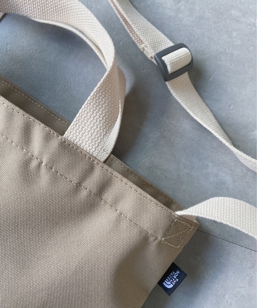 THE NORTH FACE（ザノースフェイス）の「THE NORTH FACE(ザ・ノースフェイス) / ハーフドーム ビッグロゴトートバッグ BIG LOGO TOTE 2（ショルダーバッグ・メンズ・ダークベージュ・FREE）」の8枚目の写真