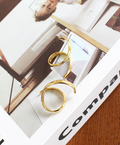 MODE ROBE（モードローブ）の「ツイストイヤーカフ（イヤーカフ・レディース・シルバー/ゴールド・FREE）」の8枚目の写真