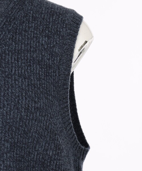 J.PRESS(ジェイプレス)の「【Cash Lamb's Wool】Vネックベスト(ニット/セーター・メンズ・ベージュ系/ブルー系・MEDIUM/LARGE/X-LARGE)」の3枚目の写真