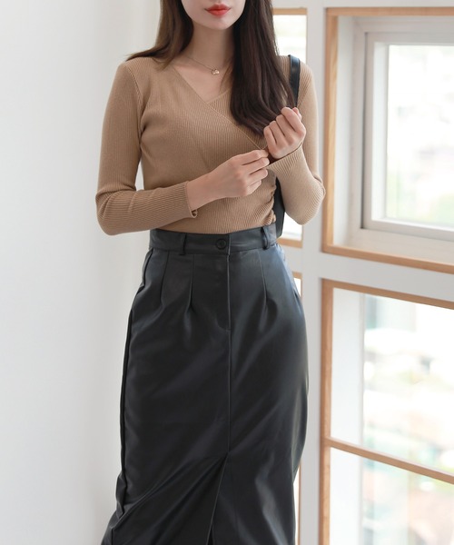 by muni:r（バイ ムニール）の「スリムフィット 斜め ボタン ラップ ニット（Tシャツ/カットソー・レディース・ブラック/ベージュ・FREE）」の5枚目の写真