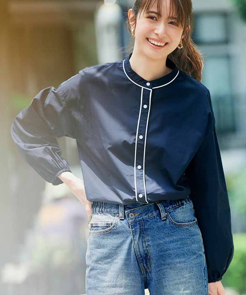 IEDIT（イディット）の「ＩＥＤＩＴ　コーデのポイントになる　きれいめパイピングシャツ（シャツ/ブラウス・レディース・ベージュ/ネイビー・MEDIUM/LARGE/X-LARGE/XX-LARGE）」の2枚目の写真