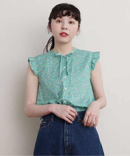Dot&Stripes CHILD WOMAN(ドットアンドストライプス チャイルドウーマン)の「リバティ ストロベリー 前リボンノースリフリルブラウス(シャツ/ブラウス・レディース・レッド/グリーン・FREE)」の2枚目の写真