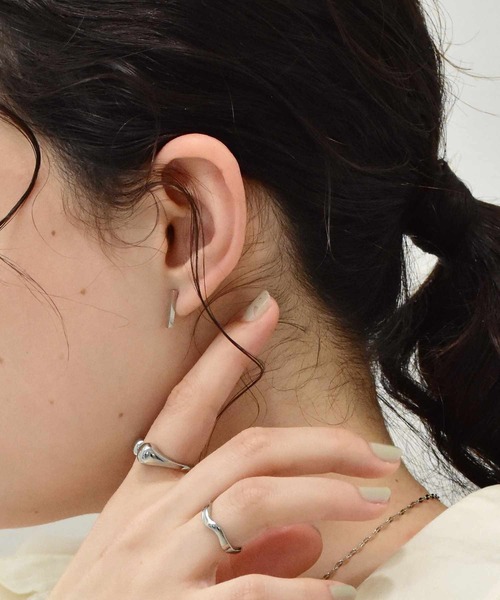 LHME(エルエイチエムイー)の「【WEB限定】 ”Gleam”トンファーピアス/サージカルステンレス(金属アレルギー対応)【LHME / エルエイチエムイー】(ピアス(両耳用)・レディース・シルバー/ゴールド・ONE SIZE)」の8枚目の写真