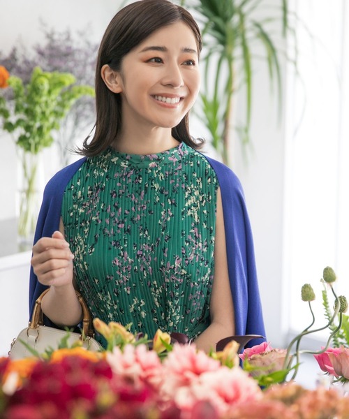 Andemiu（アンデミュウ）の「【水野佐彩コレクション】夏影キナガシショートカーディガン297612（カーディガン/ボレロ・レディース・ネイビー/グレー/オフホワイト/ブルー/ブラック・FREE）」の5枚目の写真