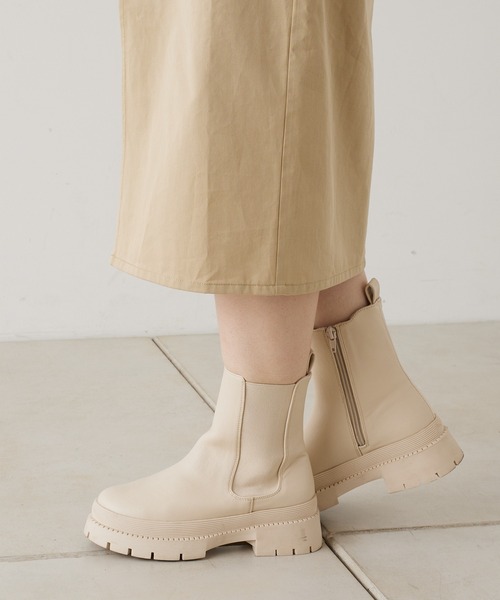 Chico（チコ）の「サイドゴアストレッチミドルブーツ（ブーツ・レディース・ライトベージュ/ブラック/カーキ・SMALL/MEDIUM/LARGE）」の2枚目の写真