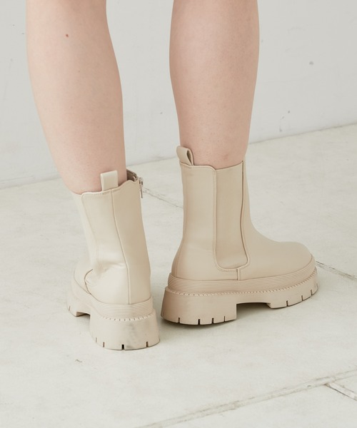 Chico（チコ）の「サイドゴアストレッチミドルブーツ（ブーツ・レディース・ライトベージュ/ブラック/カーキ・SMALL/MEDIUM/LARGE）」の10枚目の写真