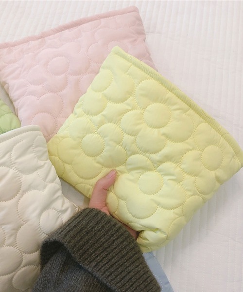 EPICKS(エピックス)の「フラワーキルティング化粧品コスメティックトラベルポーチ(ポーチ・レディース・グリーン/サックスブルー/ピンク/イエロー/ホワイト・F)」の4枚目の写真