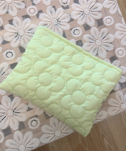 EPICKS(エピックス)の「フラワーキルティング化粧品コスメティックトラベルポーチ(ポーチ・レディース・グリーン/サックスブルー/ピンク/イエロー/ホワイト・F)」の1枚目の写真