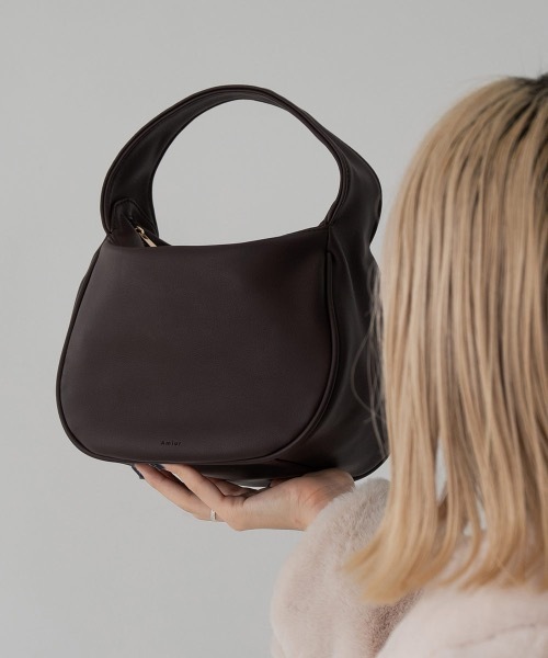 Amiur(エミレ)の「mat color one handle bag(ハンドバッグ・レディース・ブラック/ダークブラウン/ベージュ/アイボリー・FREE)」の3枚目の写真