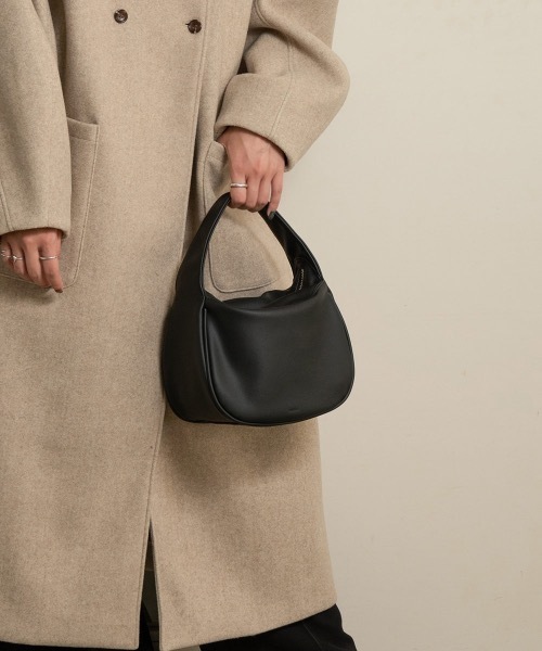 Amiur(エミレ)の「mat color one handle bag(ハンドバッグ・レディース・ブラック/ダークブラウン/ベージュ/アイボリー・FREE)」の2枚目の写真