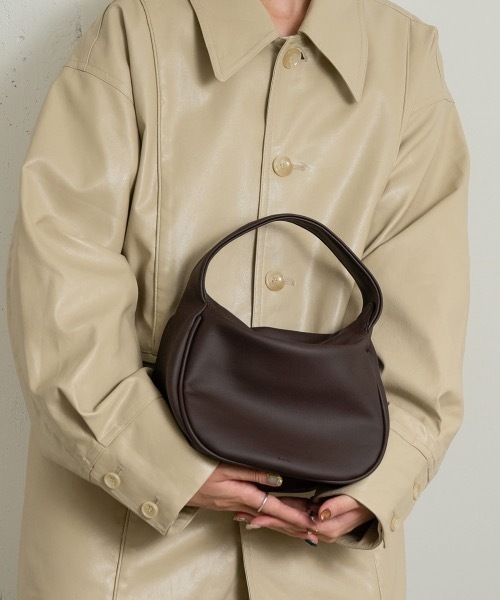 Amiur(エミレ)の「mat color one handle bag(ハンドバッグ・レディース・ブラック/ダークブラウン/ベージュ/アイボリー・FREE)」の10枚目の写真