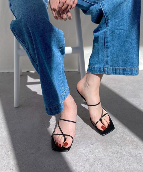 MAMIAN（マミアン）の「ワイドスクエアトゥ ナローストラップ トングサンダル (4.0cmヒール)（サンダル・レディース・ライトカーキ/ブラック/グレイッシュベージュ・M/LL/L/S）」の2枚目の写真