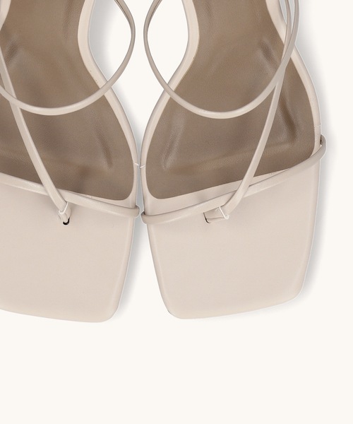 MAMIAN（マミアン）の「ワイドスクエアトゥ ナローストラップ トングサンダル (4.0cmヒール)（サンダル・レディース・ライトカーキ/ブラック/グレイッシュベージュ・M/LL/L/S）」の6枚目の写真