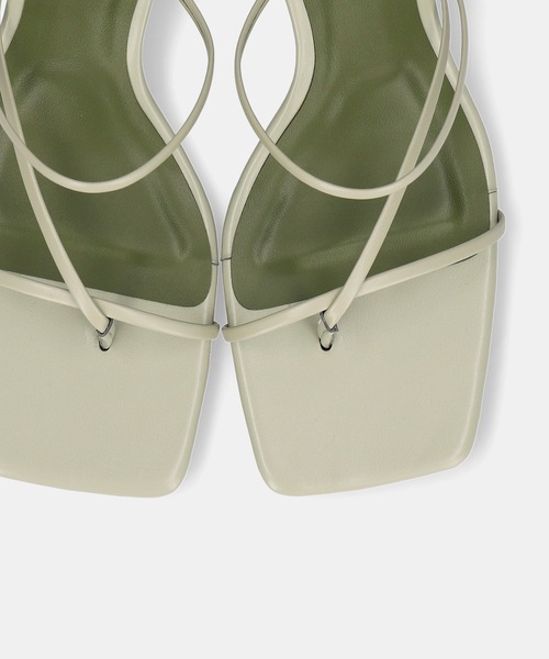 MAMIAN（マミアン）の「ワイドスクエアトゥ ナローストラップ トングサンダル (4.0cmヒール)（サンダル・レディース・ライトカーキ/ブラック/グレイッシュベージュ・M/LL/L/S）」の5枚目の写真