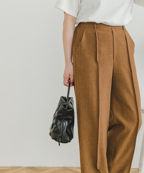 ITEMS URBANRESEARCH（アイテムズ アーバンリサーチ）の「リネンライクワイドパンツ（スラックス・レディース・ベージュ/チャコールグレー/キャメル・FREE）」の4枚目の写真