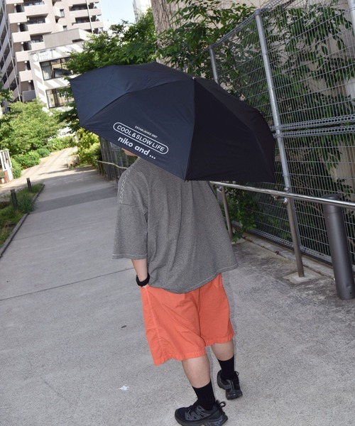 niko and...（ニコアンド）の「【晴雨兼用】オリジナルビッグ折りたたみ傘/65cm（折りたたみ傘・レディース・ブラック/カーキ/ベージュ・0）」の20枚目の写真