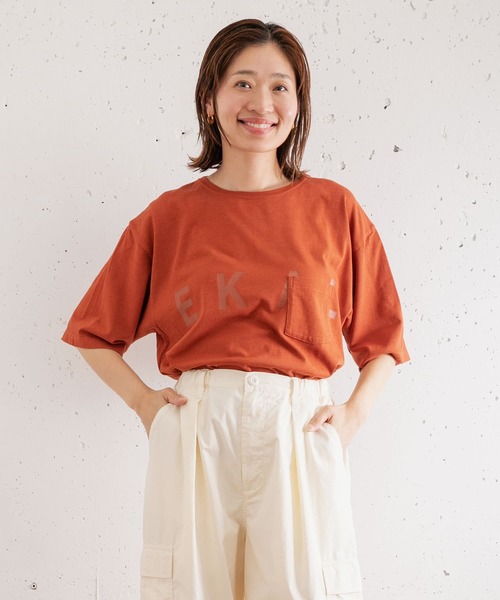 EKAL(エカル)の「ショートスリーブロングテールロゴTシャツ(Tシャツ/カットソー・レディース・ブラック/オフホワイト/オレンジ系その他・ONE)」の1枚目の写真