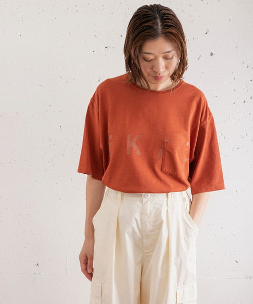 EKAL(エカル)の「ショートスリーブロングテールロゴTシャツ(Tシャツ/カットソー・レディース・ブラック/オフホワイト/オレンジ系その他・ONE)」の6枚目の写真