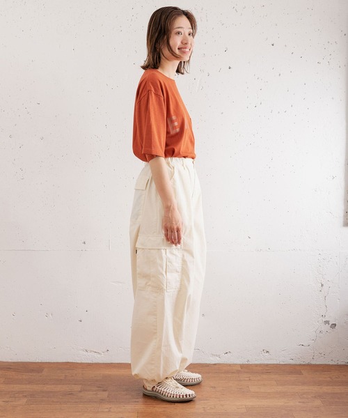 EKAL(エカル)の「ショートスリーブロングテールロゴTシャツ(Tシャツ/カットソー・レディース・ブラック/オフホワイト/オレンジ系その他・ONE)」の9枚目の写真