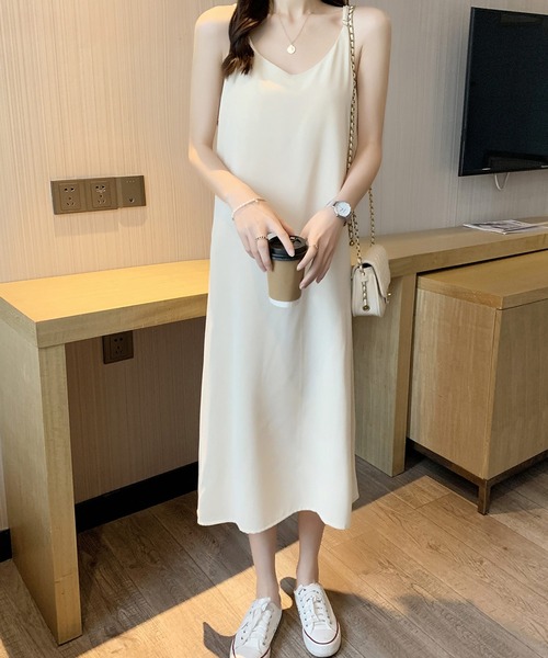 shopnikoniko(ショップニコニコ)の「キャミワンピース ロング フレア 細ストラップ(ワンピース・レディース・ホワイト/ブラック・フリー)」の3枚目の写真