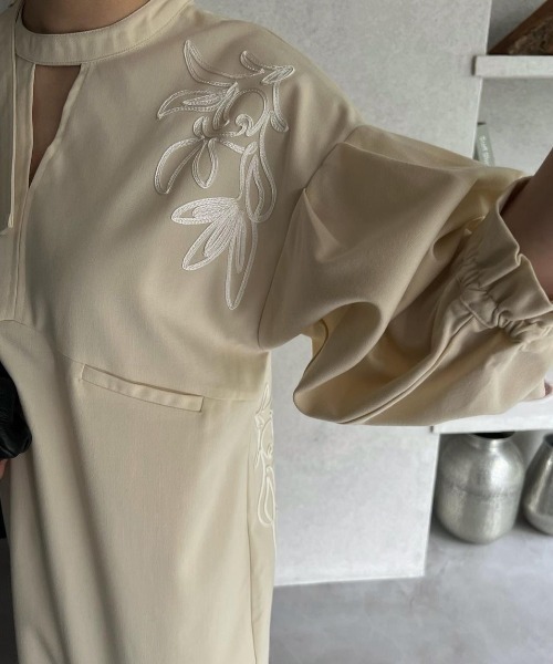 WILLFULLY（ウィルフリー）の「v neck open cord embroidery OP