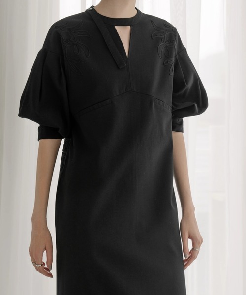 WILLFULLY（ウィルフリー）の「v neck open cord embroidery OP