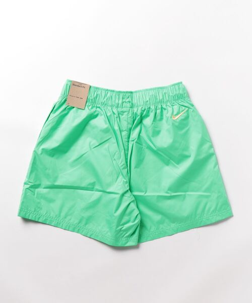 NIKE(ナイキ)の「【NIKE】W NSW WVN SHORT(その他パンツ・レディース・グリーン・MEDIUM/SMALL)」の2枚目の写真