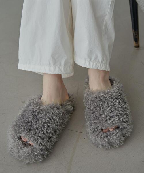 coen（コーエン）の「ボリュームフェイクファーサンダル（サンダル・レディース・ダークグレー/ブラウン・M/S/L）」の3枚目の写真