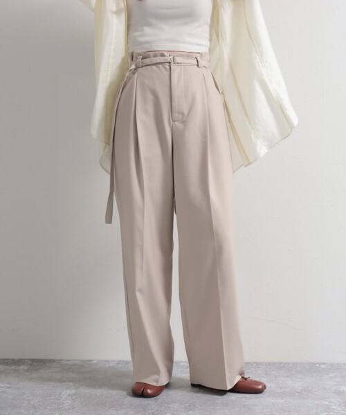 fredy emue(フレディエミュ)の「ベルト付きタックパンツ(スラックス・レディース・サックスブルー/ブラック/ベージュ・36/38)」の1枚目の写真