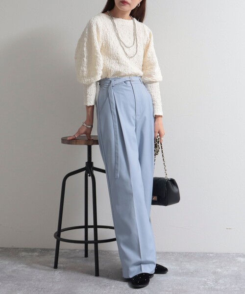 fredy emue(フレディエミュ)の「ベルト付きタックパンツ(スラックス・レディース・サックスブルー/ブラック/ベージュ・36/38)」の8枚目の写真