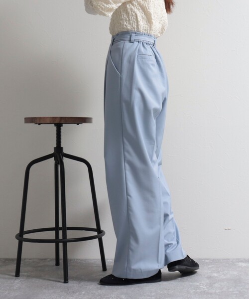 fredy emue(フレディエミュ)の「ベルト付きタックパンツ(スラックス・レディース・サックスブルー/ブラック/ベージュ・36/38)」の11枚目の写真