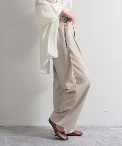 fredy emue(フレディエミュ)の「ベルト付きタックパンツ(スラックス・レディース・サックスブルー/ブラック/ベージュ・36/38)」の20枚目の写真