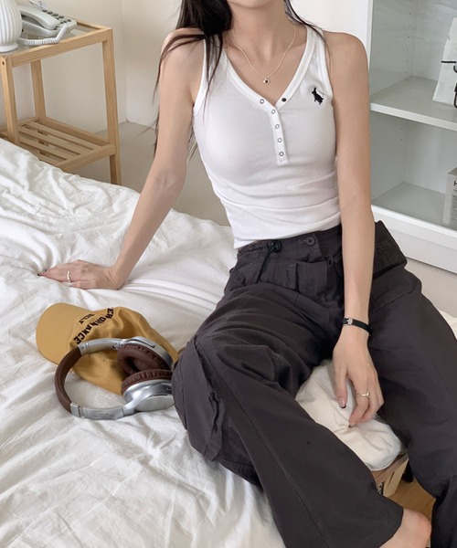 meJane（ミージェーン）の「ワンポイント刺繍ヘンリーネックタンクトップ（タンクトップ・レディース・ホワイト/ブラック/オートミール・FREE）」の2枚目の写真