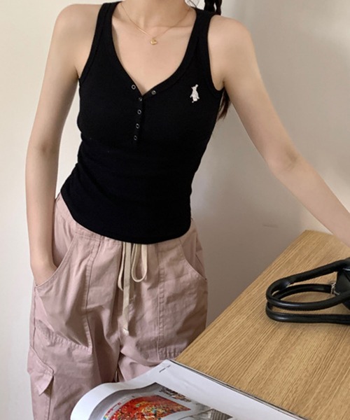 meJane（ミージェーン）の「ワンポイント刺繍ヘンリーネックタンクトップ（タンクトップ・レディース・ホワイト/ブラック/オートミール・FREE）」の3枚目の写真