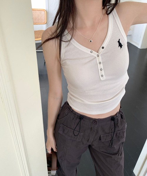 meJane（ミージェーン）の「ワンポイント刺繍ヘンリーネックタンクトップ（タンクトップ・レディース・ホワイト/ブラック/オートミール・FREE）」の4枚目の写真