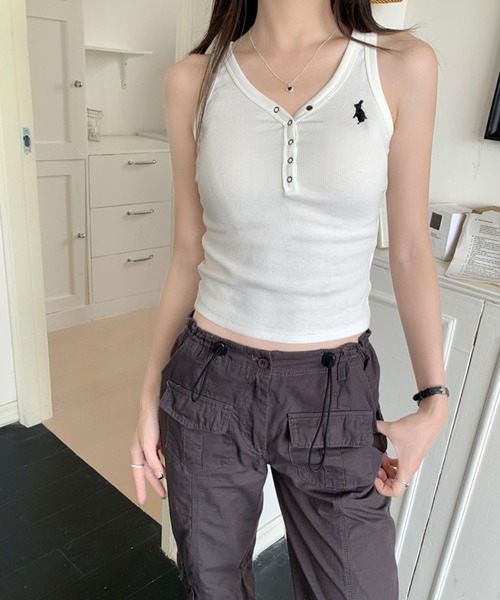 meJane（ミージェーン）の「ワンポイント刺繍ヘンリーネックタンクトップ（タンクトップ・レディース・ホワイト/ブラック/オートミール・FREE）」の11枚目の写真