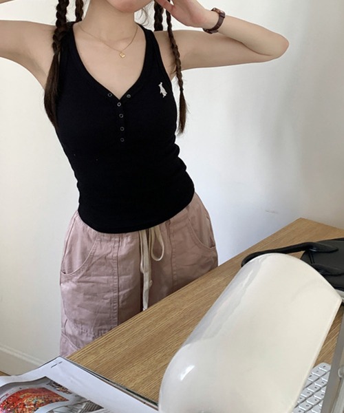 meJane（ミージェーン）の「ワンポイント刺繍ヘンリーネックタンクトップ（タンクトップ・レディース・ホワイト/ブラック/オートミール・FREE）」の14枚目の写真