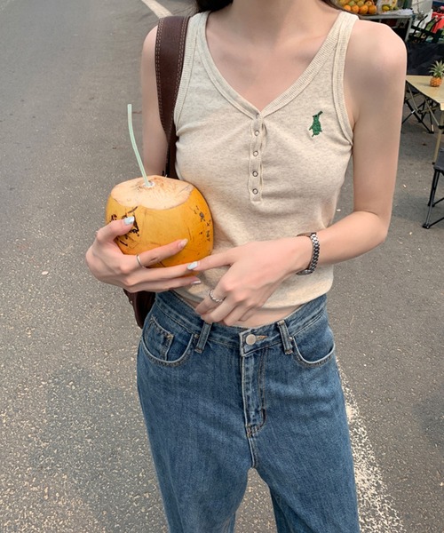 meJane（ミージェーン）の「ワンポイント刺繍ヘンリーネックタンクトップ（タンクトップ・レディース・ホワイト/ブラック/オートミール・FREE）」の8枚目の写真