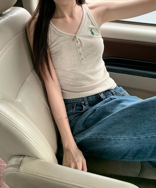 meJane（ミージェーン）の「ワンポイント刺繍ヘンリーネックタンクトップ（タンクトップ・レディース・ホワイト/ブラック/オートミール・FREE）」の5枚目の写真