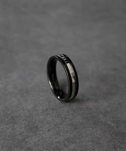 4INT.（フォイント）の「ブラックライン リング / サージカルステンレス316L (金属アレルギー対応)（リング・メンズ・B/C/A/D・18号/16号）」の4枚目の写真