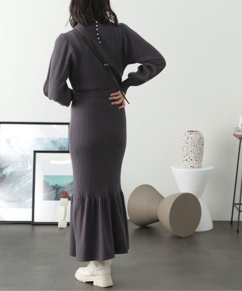 FREE'S MART（フリーズマート）の「ウォームストレッチバックパールボタンニットワンピース（ワンピース・レディース・ライトグリーン/ピンクベージュ/スミクロ・SMALL/MEDIUM）」の4枚目の写真