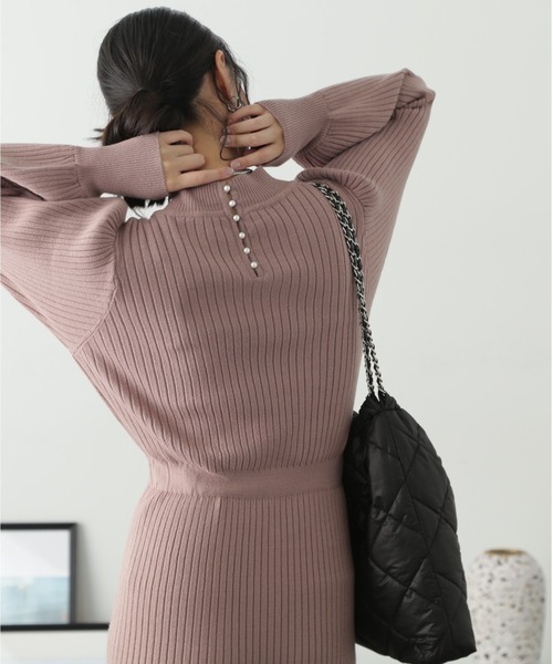 FREE'S MART（フリーズマート）の「ウォームストレッチバックパールボタンニットワンピース（ワンピース・レディース・ライトグリーン/ピンクベージュ/スミクロ・SMALL/MEDIUM）」の18枚目の写真