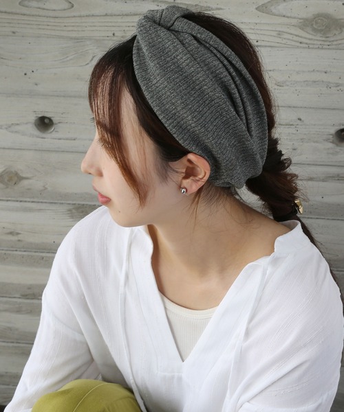 colleca la（コレカラ）の「リブと無地のボリュームクロスターバン（ヘアバンド・レディース・ブラック/ベージュ/チャコールグレー・ﾌﾘ-）」の4枚目の写真