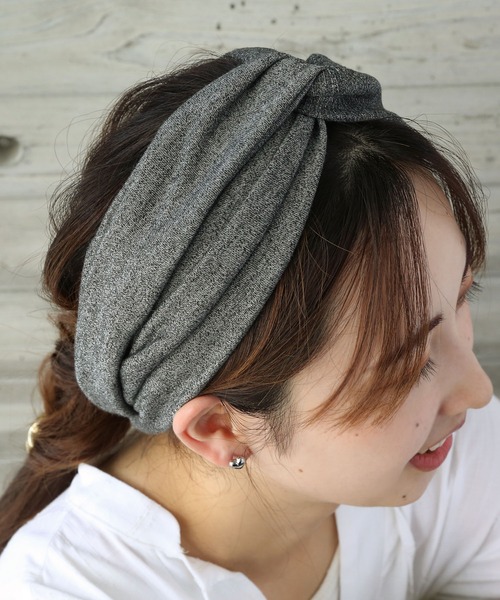 colleca la（コレカラ）の「リブと無地のボリュームクロスターバン（ヘアバンド・レディース・ブラック/ベージュ/チャコールグレー・ﾌﾘ-）」の5枚目の写真
