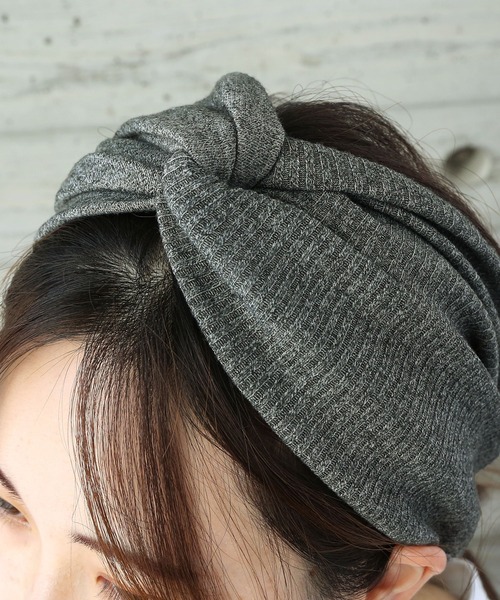 colleca la（コレカラ）の「リブと無地のボリュームクロスターバン（ヘアバンド・レディース・ブラック/ベージュ/チャコールグレー・ﾌﾘ-）」の6枚目の写真