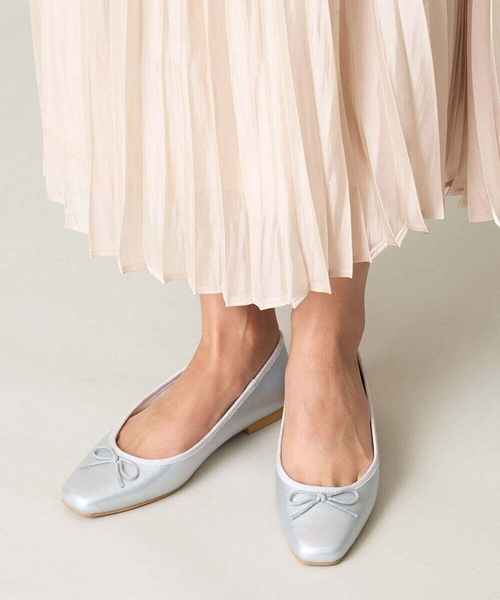 a.v.v（アーヴェヴェ）の「スクエアトゥバレエシューズ（バレエシューズ・レディース・レッド/シルバー・22.5/23.5/24.5）」の2枚目の写真