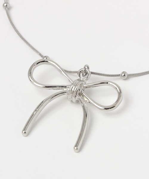 FOREVER 21（フォーエバー トゥエンティーワン）の「リボンモチーフネックレス2（ネックレス・レディース・シルバー・FREE）」の3枚目の写真